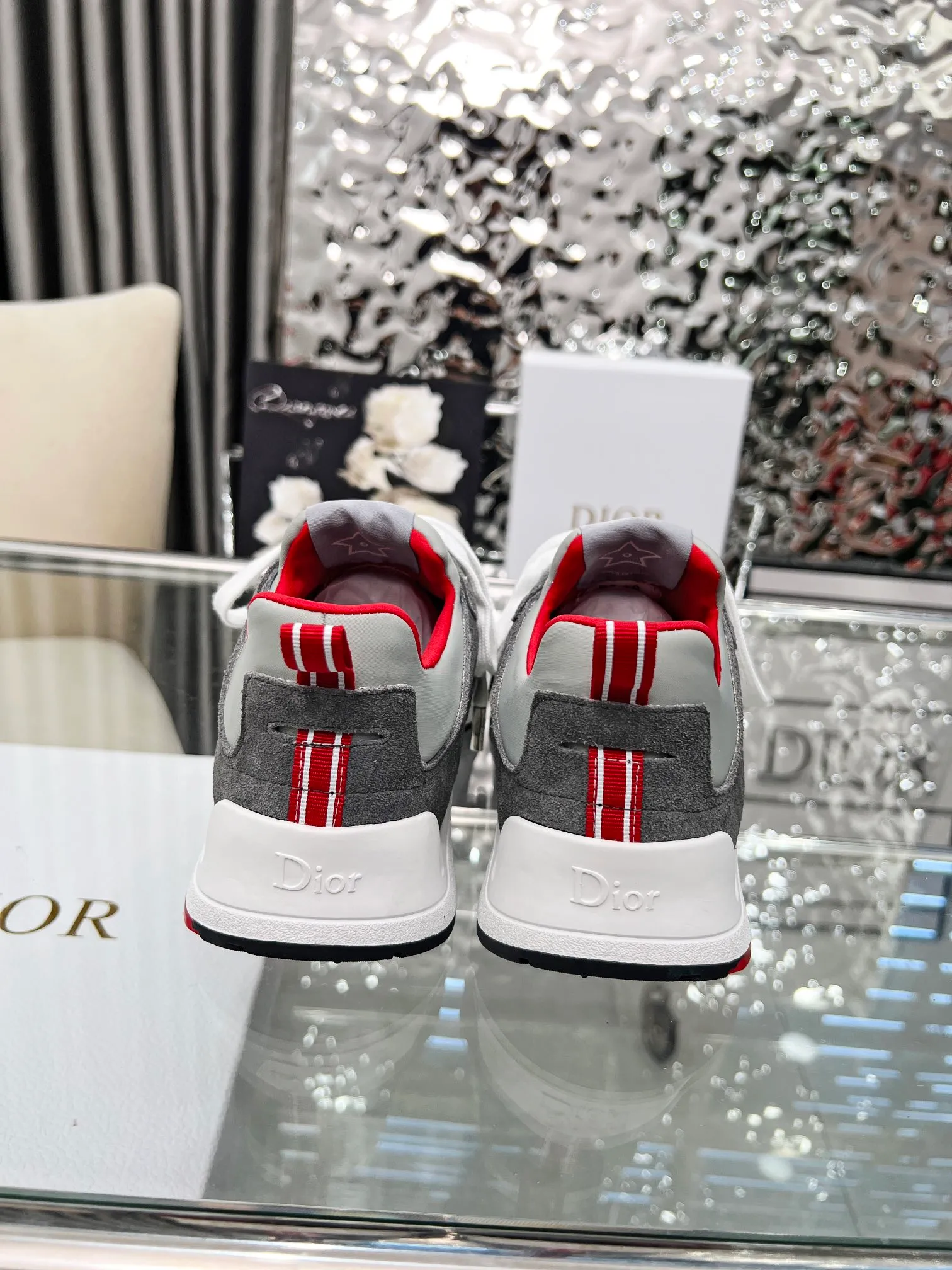 Men's shoes 💰540 Dior, the latest Star series on the show, this Dior Star dad sneaker is a new product for the fall of 2025, enriching the classic series with fashionable retro style. Carefully crafted, these Dad Shoes style shoes can be paired with casual looks all year round and follow the trend of the retro market. The Dior logo on the tongue also indicates that this pair of shoes is the B30 model! B30 uses fine-textured leather and mesh cloth materials to form a shoe body. There are conspicuous letters CD on both sides of the shoe body to indicate identity. The multiple lines on the shoe body outline the details, making the shoes look less monotonous and full of retro three-dimensionality! Code number: 40-46 Color: four colors
